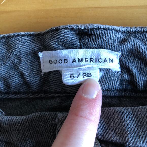 Good American Good Classic Raw Hem Jeans in Black 170, Size 6/28 - Picture 4 of 7